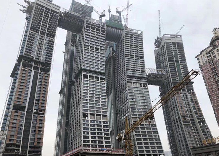 重慶來福士廣場景觀天橋結構提升（提升重量3x900噸 ，提升高度203米）
